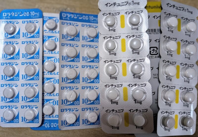 ADHD治療薬のインチュニブ（錠剤）と、一緒に服用しているアレルギー疾患用の薬（OD錠）のシートを並べた写真