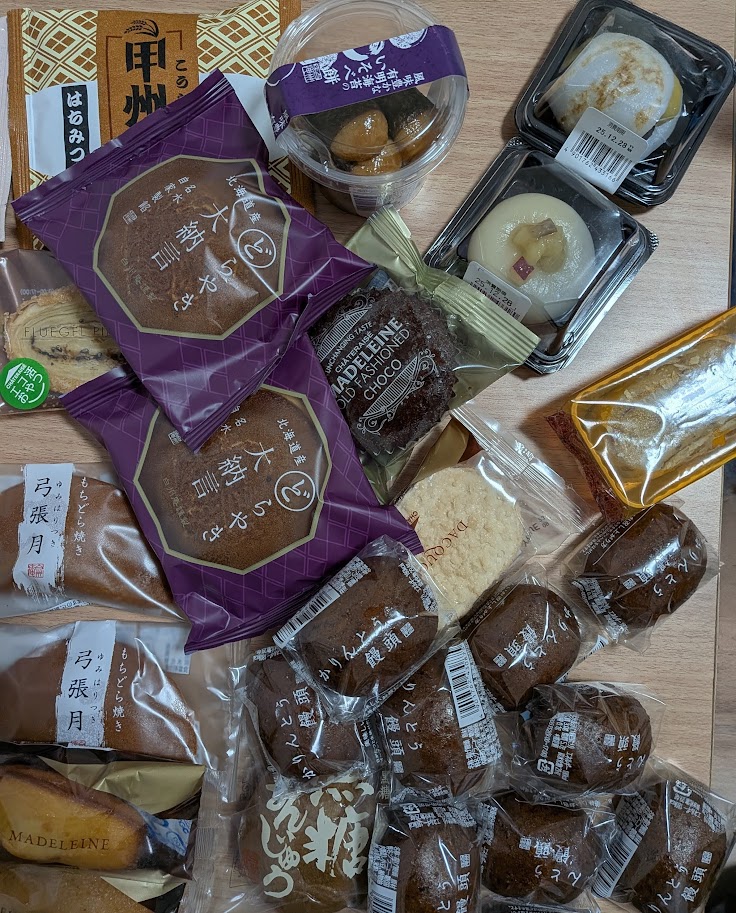シャトレーゼで爆買いした50点のスイーツ全景。どら焼きや饅頭が手前に並ぶ構図
