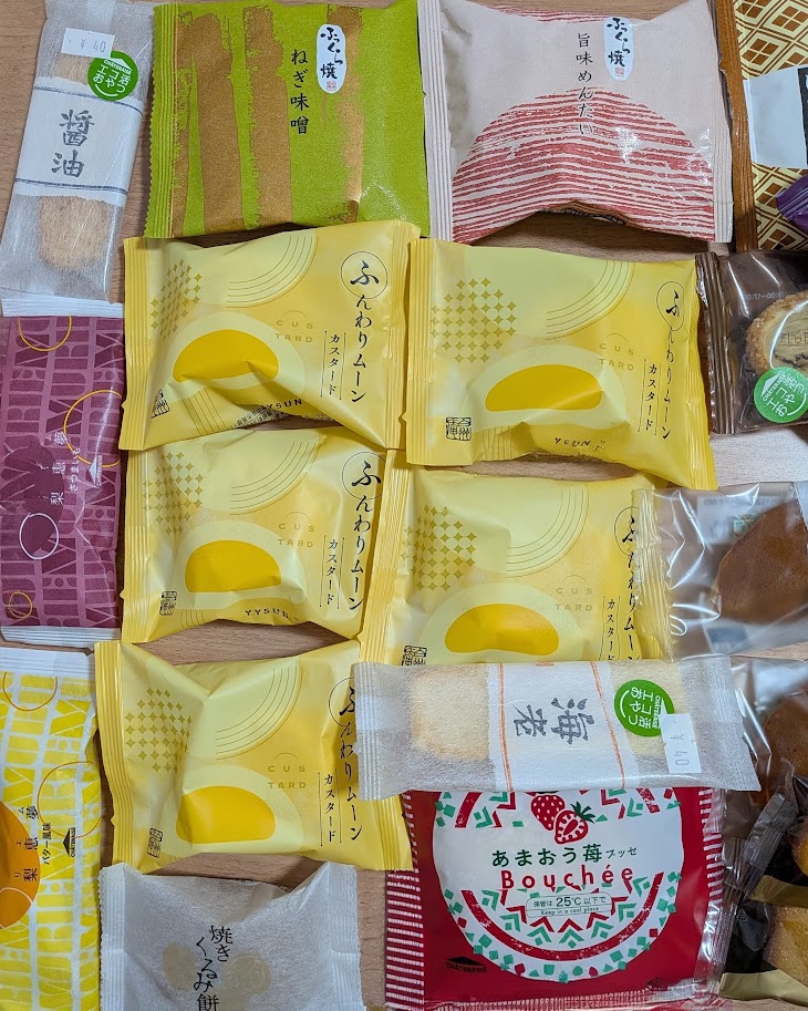 「ふんわりムーン」のカスタード味や「ねぎ味噌」などが綺麗に整列したシャトレーゼ商品のアップ