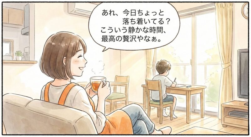 インチュニブの服用を開始し、落ち着いて学習机に向かう息子の背中を、お茶を飲みながら穏やかな笑顔で見守るお母さんの1コマ漫画。吹き出しには「あれ、今日ちょっと落ち着いてる?こういう静かな時間、最高の贅沢やなぁ。」というセリフ。