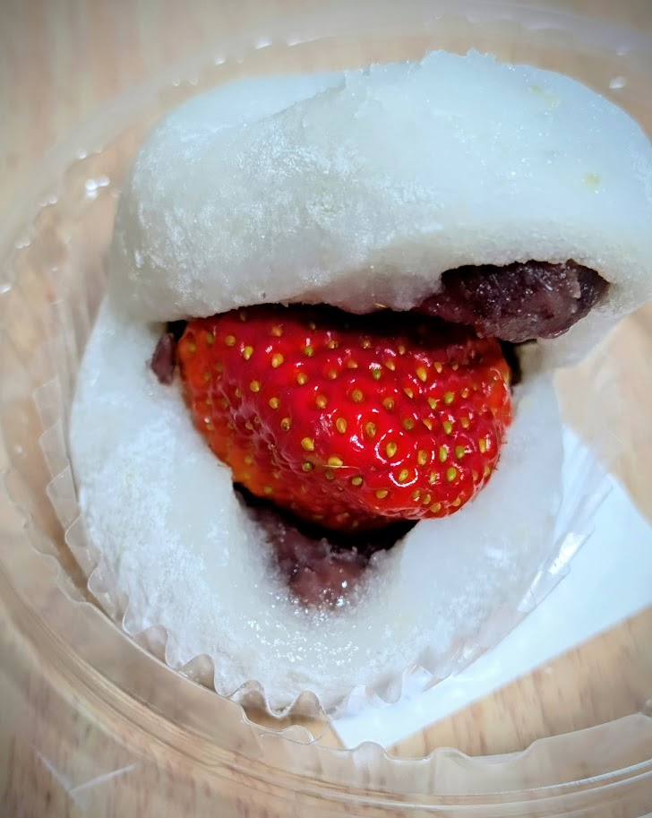 シャトレーゼの「特撰大きな苺大福」。大きな赤い苺と粒餡が柔らかな餅から顔を出している。