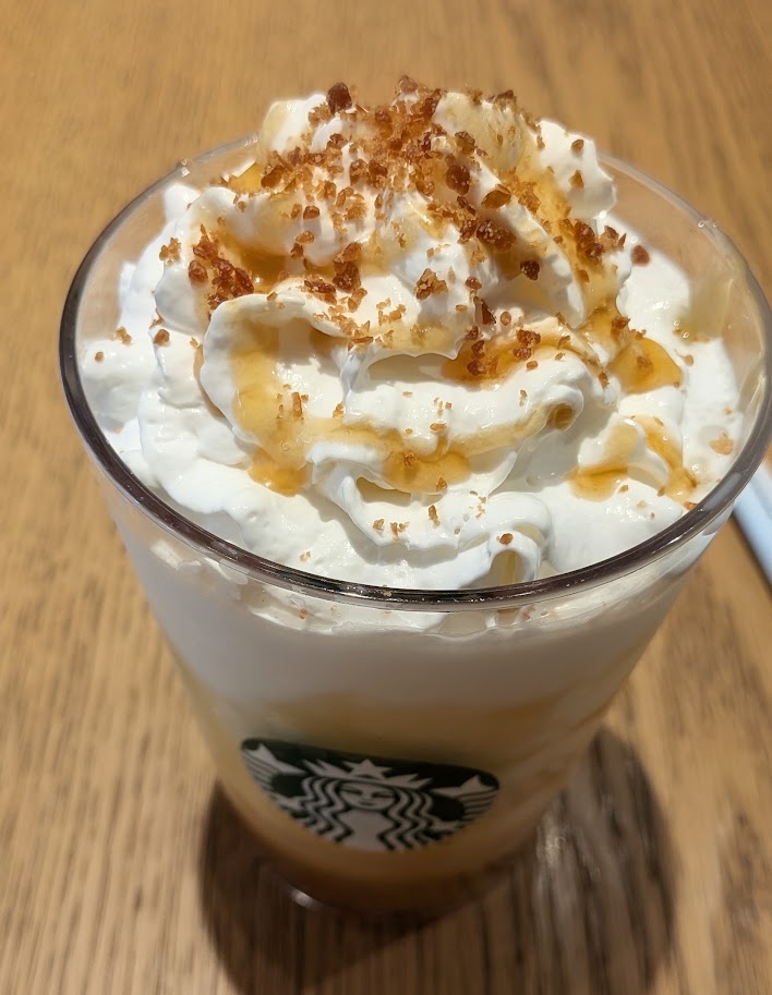 たっぷりのホイップクリームにカラメルソースとクランチがトッピングされたスターバックスのとろり蜜芋 紅はるか フラペチーノ®